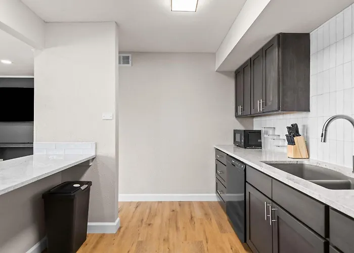 Newly Renovated Unit In Spfld #301 * Springfield