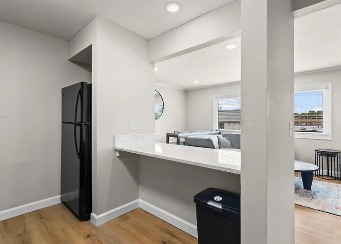Newly Renovated Unit In Spfld #301 *